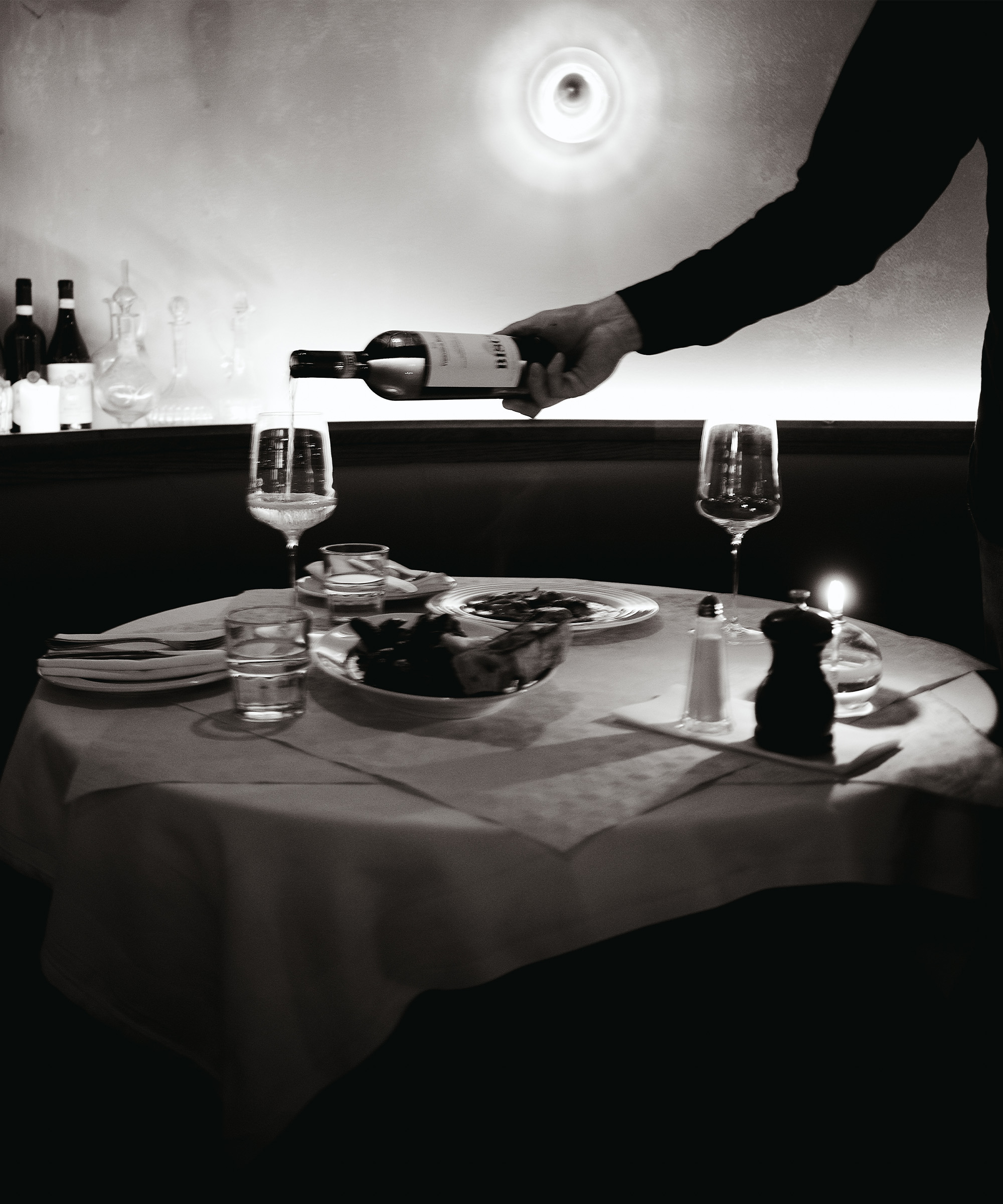 Pick whatever you like at Bar Bellini in De Pijp — Prawn ravioli in lobster sauce, mezcal negronis, and Italian inspirations in Michelin-trained hands